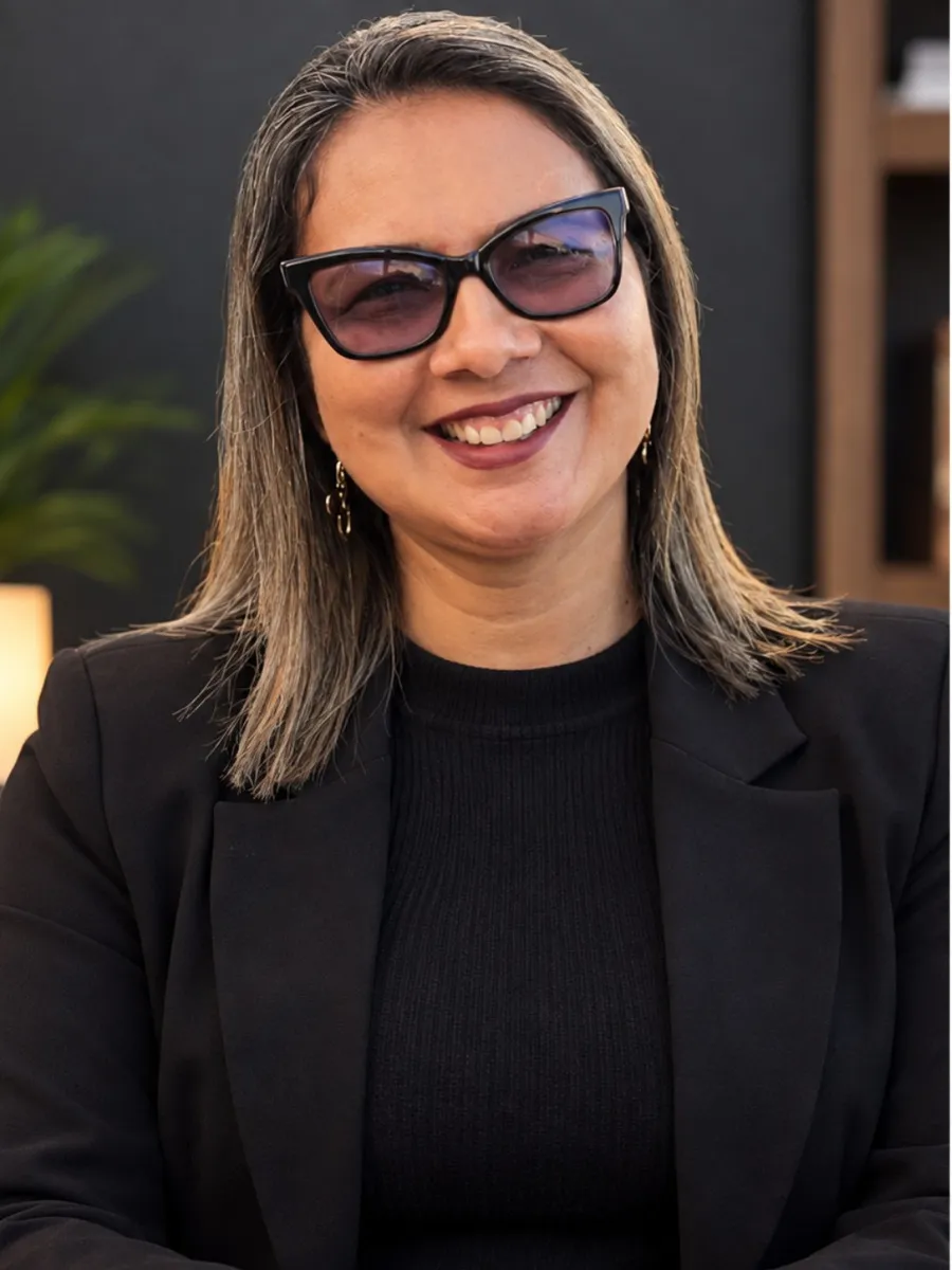 Valdileia Dantas em seu ambiente de trabalho